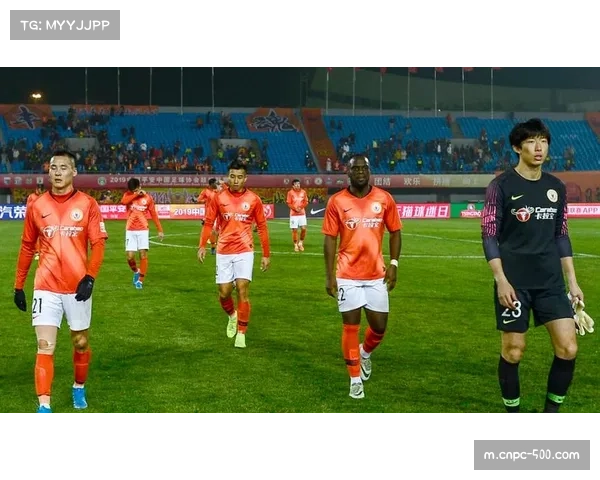 特写：大雨中，伯恩利主场球迷为确定降级的球队鼓掌致敬